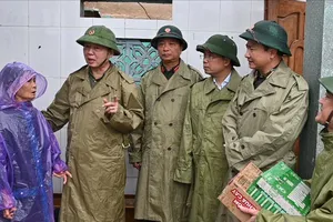 Phó Thủ tướng Chính phủ Trần Hồng Hà đến thăm, động viên gia đình bà Trần thị Sách ở thôn Yên Định, xã Lộc Hà, tỉnh Hà Tĩnh 