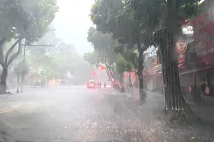 Bão số 5 tan nhưng kéo túi nước khổng lồ vào Bắc bộ và Bắc Trung bộ 