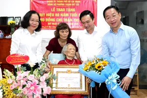 Phó Bí thư Thành ủy TPHCM Đặng Minh Thông trao Huy hiệu 80 năm tuổi Đảng đến đồng chí Trần Thị Quất