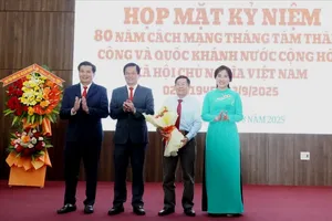 Phường Dĩ An (TPHCM) có 32 đảng viên nhận Huy hiệu Đảng dịp Quốc khánh 2-9
