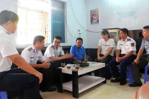 Cán bộ, chiến sĩ Bộ Tư lệnh Vùng Cảnh sát biển 3 thăm hỏi, động viên và tặng quà một gia đình chính sách trên địa bàn đơn vị đóng quân