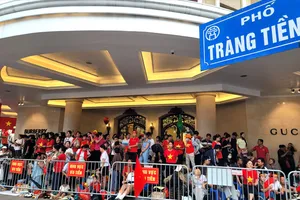 Đường phố Hà Nội đông nghịt người dân háo hức chờ đợi xem tổng duyệt A80 