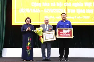 Phường Tân Phú (TPHCM) trao Huy hiệu Đảng đến 16 đảng viên