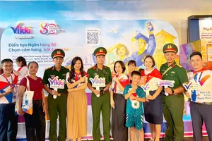 Vikki Bank tặng 1.100 điện thoại thông minh 5G cho người nghèo, lan tỏa niềm vui Quốc khánh