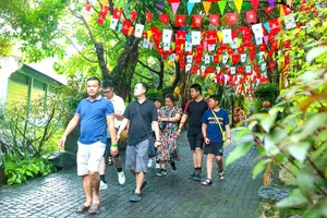 Công viên suối khoáng nóng Núi Thần Tài trang trí lối đi trong khu du lịch. Ảnh: XUÂN QUỲNH