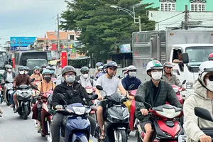 Người dân về miền Tây nghỉ Lễ 2-9: Cầu Rạch Miễu thông thoáng, đường cao tốc TPHCM - Trung Lương kẹt xe