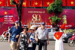 Cờ bay nơi nơi, muôn ánh sao vàng