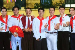 Vượt mốc 400 tỷ đồng, Mưa đỏ lập kỷ lục kép