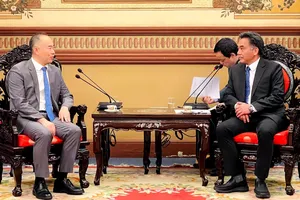 Phó Chủ tịch UBND TPHCM Nguyễn Lộc Hà tiếp Phó Thị trưởng TP Thẩm Dương, tỉnh Liêu Ninh (Trung Quốc) Lý Cương. Ảnh: PHƯƠNG NAM 