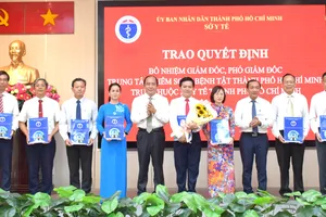 PGS-TS-BS Tăng Chí Thượng, Giám đốc Sở Y tế TPHCM và PGS-TS-BS Nguyễn Anh Dũng, Phó Giám đốc Sở Y tế TPHCM trao quyết định bổ nhiệm cho Giám đốc, Phó Giám đốc HCDC