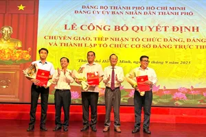 Phó Bí thư Đảng ủy UBND TPHCM Trần Văn Nam trao quyết định tiếp nhận tổ chức Đảng
