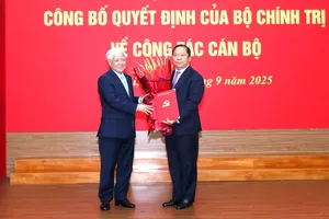 Đồng chí Đỗ Văn Chiến, Bí thư Đảng ủy MTTQ, các đoàn thể Trung ương (trái) trao Quyết định cho đồng chí Nguyễn Phi Long