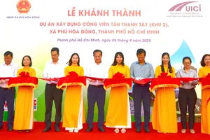 Các đại biểu thực hiện nghi thức cắt băng khánh thành Công viên Tân Thạnh Tây (khu 2). Ảnh: QUỐC HÙNG