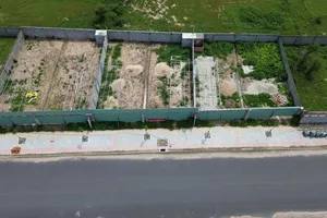 Công trình xây dựng trái phép song song với đường điện cao thế trên tuyến đường quy hoạch S (nhánh Tây). Ảnh: QUANG VŨ