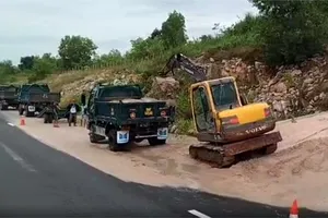 Đất cát lại tràn xuống đường cao tốc Vĩnh Hảo - Phan Thiết, giao thông ùn ứ