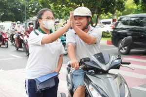 Tiễn con đi học