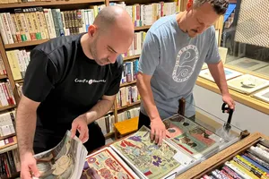 Nhiều du khách quốc tế tìm đến phố sách Hankyu Used Book Town để “săn kho báu văn hóa”. Ảnh: NIKKEI ASIA