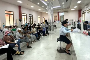 Người dân đến thực hiện các thủ tục liên quan đến đất đai tại UBND phường Tân Bình, TPHCM. Ảnh: THANH HIỀN