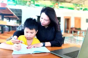 Đưa đón con đi học: Khéo thu xếp, gắn kết gia đình