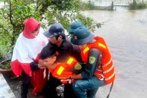 Kịp thời giải cứu 17 người dân khỏi vùng lũ ở Đồng Nai