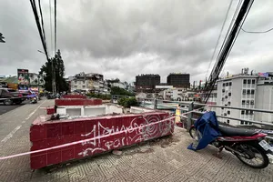 Tháo dỡ dãy ki ốt để chỉnh trang tại khu Hòa Bình (Đà Lạt)