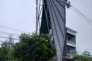 Hàng loạt nhà dân ở Huế bị tốc mái vì lốc xoáy