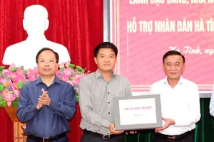Thường trực Ban Bí thư Trần Cẩm Tú trao nguồn hỗ trợ của lãnh đạo Đảng, Nhà nước cho tỉnh Hà Tĩnh để khắc phục hậu quả thiệt hại bão số 10