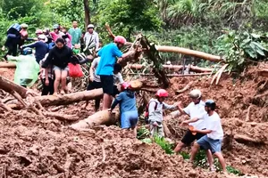 Đường sá hư hỏng, sạt lở nghiêm trọng