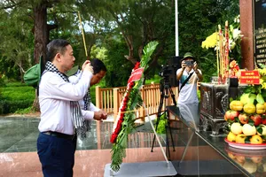 Đoàn đại biểu TPHCM dâng hương tưởng nhớ anh hùng liệt sĩ tại Côn Đảo 