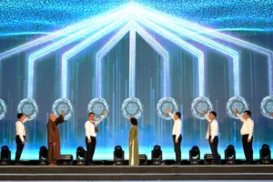 Các đại biểu bấm nút khai mạc Hội sách “Huyền thoại Côn Đảo” 