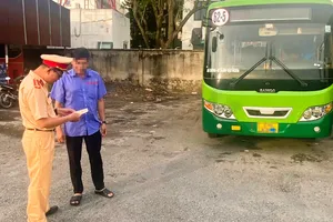 Phạt tài xế lái xe buýt leo lên vỉa hè 