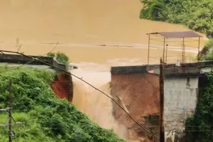 Vỡ mảng bê tông tại cửa nhận nước của Thủy điện Bắc Khê 1, tỉnh Lạng Sơn vào trưa 7-10