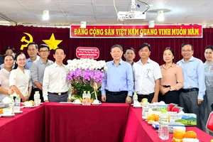 Trưởng Ban Tuyên giáo và Dân vận Thành ủy TPHCM Dương Anh Đức thăm 2 NXB của TPHCM