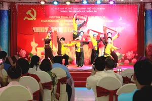 Chương trình văn nghệ tuyên truyền "Chung tay xây dựng chính quyền địa phương hai cấp" biểu diễn tại Trung tâm Cung ứng Dịch vụ Văn hóa và Thể thao phường Tân Thuận. Ảnh: BẢO LÂM