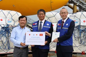 Việt Nam tiếp nhận lô hàng viện trợ quốc tế đầu tiên cho vùng thiên tai