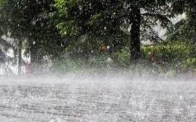 Miền Trung xuất hiện tổ hợp thời tiết xấu, gây mưa lớn