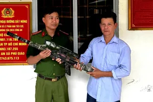 Công an xã Phú Giáo (TPHCM) tặng gạo cho người giao nộp súng săn 