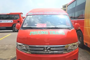 Háo hức chờ xe buýt liên vùng lăn bánh