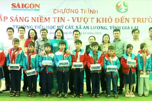 Báo SGGP tặng học bổng, công trình và áo ấm cho học sinh miền biển Gia Lai