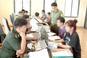 Lực lượng biên phòng, công an làm việc với các công dân Việt Nam được Campuchia trao trả