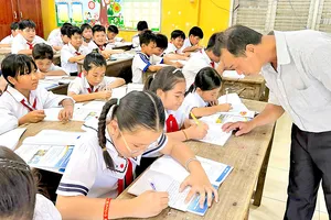 Thầy và trò Trường Tiểu học Thường Thới Tiền 1 (xã biên giới Thường Phước, Đồng Tháp) trong một giờ trên lớp. Ảnh: NGỌC PHÚC