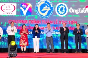 Các đại biểu thực hiện nghi thức khai mạc chương trình