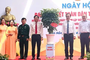 Đại diện Ủy ban MTTQ Việt Nam TPHCM (ngoài cùng bên phải) gửi tặng chậu cây xanh đến nhân dân phường Diên Hồng, nhằm góp phần lan tỏa phong trào “Sống xanh” tại khu dân cư