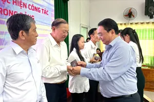 Phường đầu tiên ở TPHCM trang bị máy tính bảng có trợ lý ảo cho chi bộ