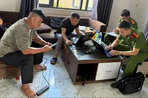 Vụ cháu bé bị xích chân ở Đắk Lắk: Công an triệu tập người cha lên làm việc