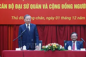 Tổng Bí thư Tô Lâm phát biểu tại buổi gặp gỡ cán bộ Đại sứ quán và cộng đồng người Việt Nam tại Lào. Ảnh: THỐNG NHẤT/TTXVN