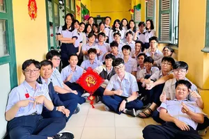 Học sinh lớp 11CA2, Trường THPT chuyên Trần Đại Nghĩa trang trí hành lang lớp học đón xuân