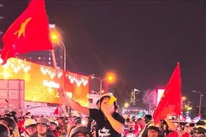 Người dân cả nước ra đường mừng U22 Việt Nam vô địch SEA Games 33