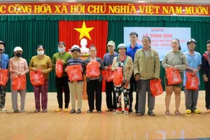 Báo SGGP trao 750 suất quà hỗ trợ người dân vùng lũ