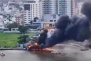 Du thuyền bốc cháy trên sông Sài Gòn